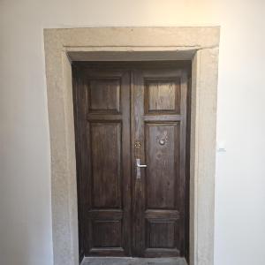 Ratuszowa 2, drzwi płycinowe w portalu kamiennym po konserwacji.