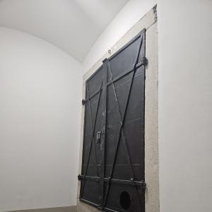 Ratuszowa 2, drzwi prowadzące na strych oraz posadzka kamienna po remoncie. 