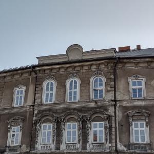 Ratuszowa 2 widok elewacji od strony pl. Wojska Polskiego przed remontem.
