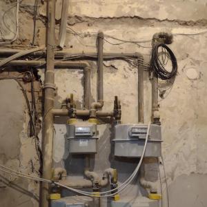 Ratuszowa 2 - wnętrze, instalacje w korytarzu przed remontem.