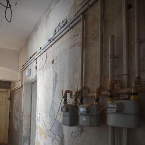 Ratuszowa 2 - wnętrze, korytarz komuniakacyjny przed remontem.