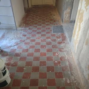 Ratuszowa 2 - wnętrze, korytarz komuniakacyjny przed remontem.