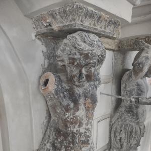 Ratuszowa 2 detal sztukatorski elewacji podczas czyszczenia.