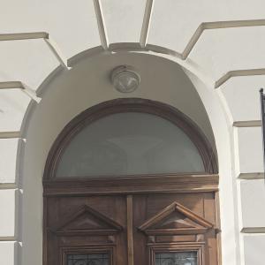 Ratuszowa 2, drzwi wejściowe po konserwacji. 