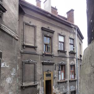 Zamkowa 8 widok przed remontem elewacji od ul. Schodowej.