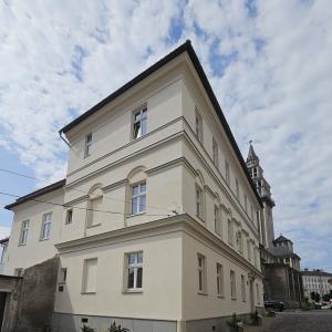 Plebania katedralna widok elewacji po remoncie.