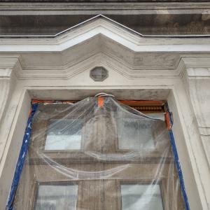 Plebania katedralna portal boczny w trakcie konserwacji.