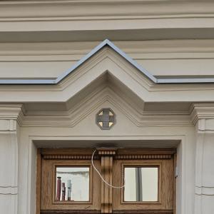 Plebania katedralna portal boczny po konserwacji - szczegół.