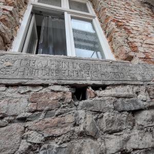 Plebania katedralna - odkryta podczas prac remontowych wtórna belka z inskrypcją.