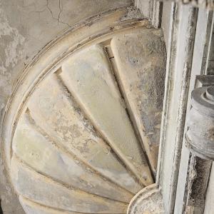 3 Maja 5 detal architektoniczno-sztukatorski podczas oczyszczania.