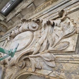 3 Maja 5 detal architektoniczno-sztukatorski podczas oczyszczania.