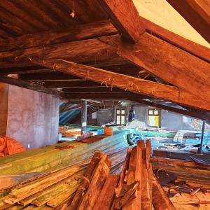 Sobieskiego 22 widok więźby dachowej podczas remontu.