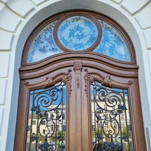 pl. Wolności 10 widok drzwi wejściowych po renowacji. 