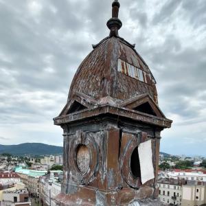 3 Maja 5 widok stanu sygnaturki na dachu przed remontem.