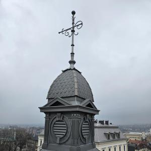 3 Maja 5 widok sygnaturki na dachu po remoncie.