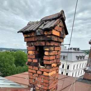 3 Maja 5 widok stanu komina na dachu przed remontem.