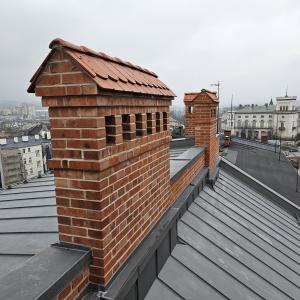 3 Maja 5 widok kominów na dachu po remoncie.