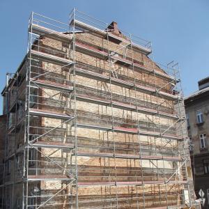 Cieszyńska 14 ściana szczytowa skucie odparzonych tynków do cegły.