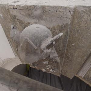 Cieszyńska 14 renowacja detalu sztukatorskiego na elewacji frontowej.