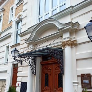 1 Maja 15 willa Karola Steffana portal wejściowy wraz z nowym zadaszeniem.