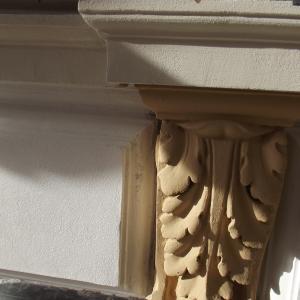 Cieszyńska 14 renowacja detalu sztukatorskiego na elewacji frontowej.