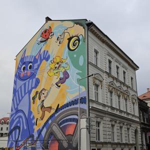 Cieszyńska 14 elewacja szczytowa po remoncie wraz z muralem.