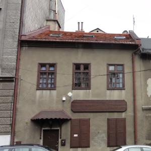 pl. św. Mikołaja 11 elewacja frontowa przed remontem. 