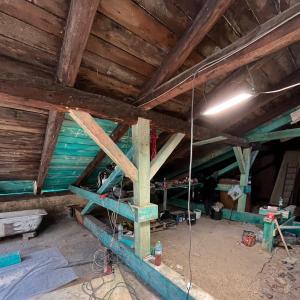 Staszica 3 uzupełnienia w konstrukcji więźby dachowej oraz odeskowaniu.