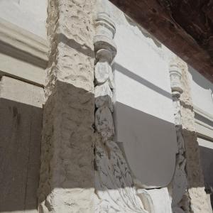 pl. św. Mikołaja 10 renowacja detalu sztukatorskiego.