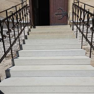 Kaplica na cmentarzu ewangelickim schody wejściowe po remoncie.