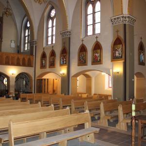 Kościół p.w. św. Małgorzaty wnętrze i wtórna posadzka przed remontem.