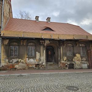 Cieszyńska 23a stan elewacji frontowej przed remontem.