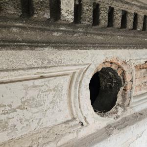 Krakowska 2 czyszczenie detalu sztukatorskiego. 