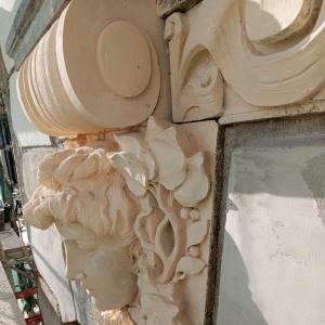 3 Maja 1a detal sztukatorski w trakcie uzupełniania.