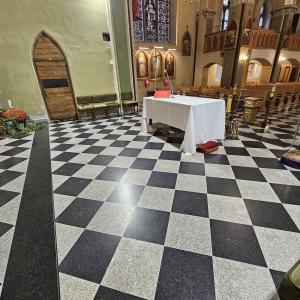 Kościół p.w. św. Małgorzaty po odtworzeniu posadzki w prezbiterium.