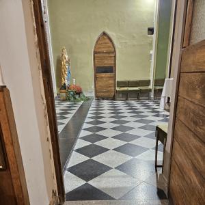 Kościół p.w. św. Małgorzaty po odtworzeniu posadzki stopnie do zakrystii.