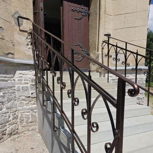 Kaplica na cmentarzu ewangelickim schody wejściowe po remoncie.