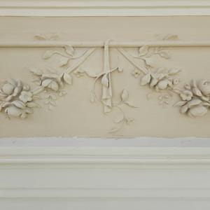 1 Maja 15 willa Karola Steffana detal sztukatorski w trakcie renowacji.