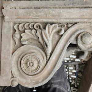 Krakowska 2 czyszczenie detalu sztukatorskiego. 