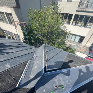 Staszica 3 montaż blachy na połaci dachowej. 