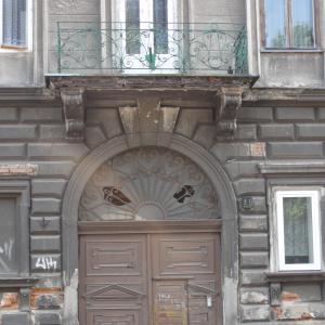 Krakowska 2 stan stolarki portalu bramnego przed remontem. 