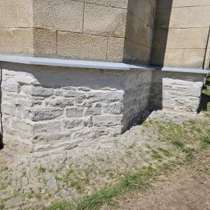 Kaplica na cmentarzu ewangelickim cokół kamienny po renowacji.