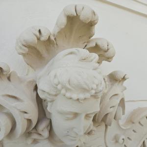 1 Maja 15 willa Karola Steffana detal sztukatorski w trakcie renowacji.