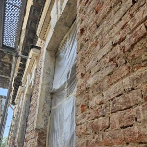 Cieszyńska 14 skucie odparzonych tynków na elewacji frontowej.