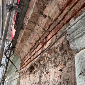 Staszica 3 stan detalu elewacji frontowej przed remontem.