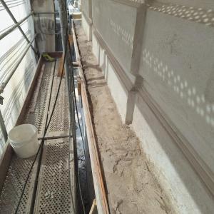 Staszica 3 wykonywanie boniowania na elewacji frontowej.