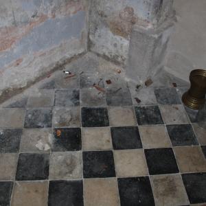 Kościół p.w. św. Małgorzaty boczna kaplica i resztki zużytej oryginalnej posadzki.