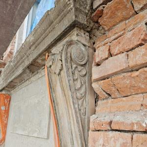 Krakowska 2 czyszczenie detalu sztukatorskiego i zrzucenie odparzonych tynków. 