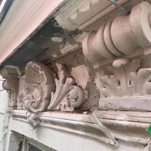 Staszica 3 renowacja detalu sztukatorskiego elewacji frontowej.