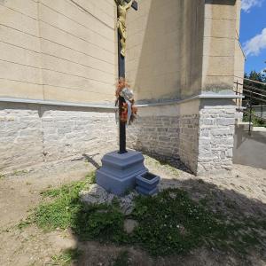 Kaplica na cmentarzu ewangelickim cokół kamienny po renowacji.